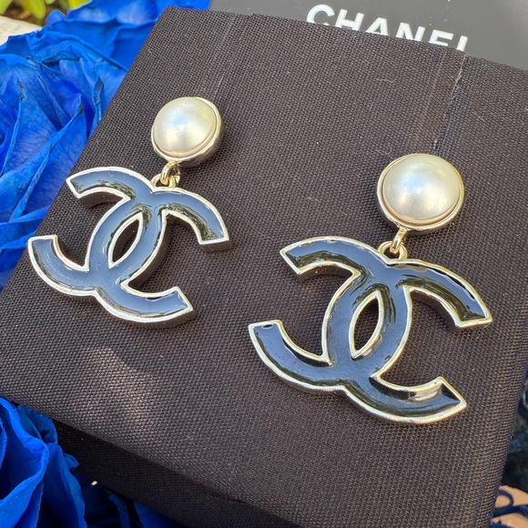 Chanel 25P CC Logo Black Metal Resin Gold Tone Stud White Pearl Pendant Earrings - Picture 9 of 16